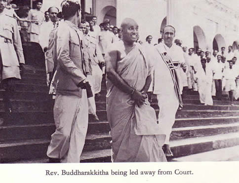 Buddharakkitha Thero being led away from Court, prime accused in assassination of PM Bandaranaike