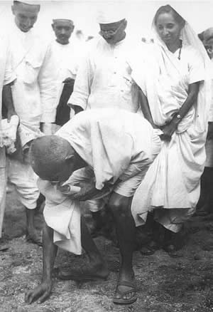 Gandhi picks grains of salt on April 6, 1930 thus breaking the British Indian laws on salt tax