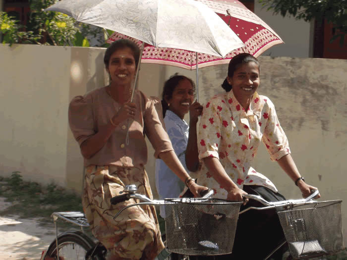 Jaffna bicyclists 2004