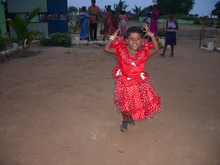 Kokila Vaani dancing Korakkankaddu Village Sri Lanka June 2007 photo K Mylvaganam