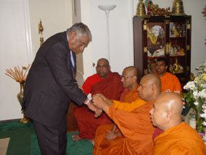 L Kadirgamar Visits Buddhist Vihara Washington DC May 2004