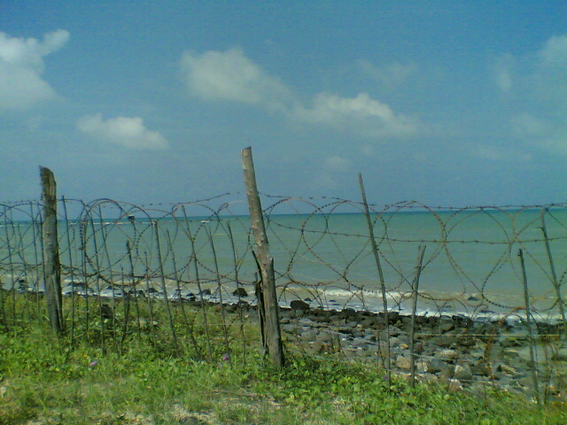 Sri Lanka beach by Rajesh K Sundaram Dec. 18, 2006 