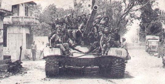 Troops of 13 Sikh LI traverse the roads of Jaffna on a T-72 tank of the 65 Armoured Regiment at the height of the fighting. Bharat Rakshak 1987 Jaffna