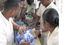 Sri Lankan hospital staff carry a wounded civilian for medical care at a hospital in Vavuniya, about 230 kilometers north of Colombo, 08 Aug 2008