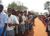 IDPs wait for food in Sri Lanka