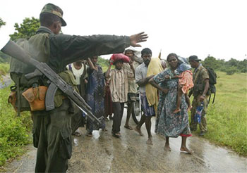 Sri Lankan army directing Tamil refugees leaving Nandikaddal 2009