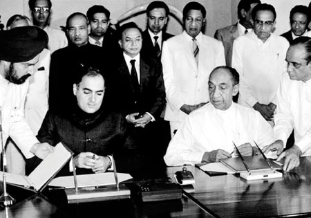 Rajiv Gandhi J R Jayawardene signing Indo-Lanka Accord 1987