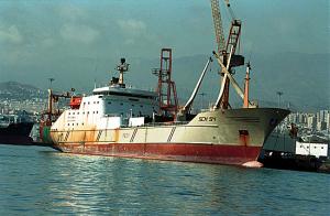 Super trawler in Las Palmas harbour. Once fish - legal or illegal - is unloaded in Las Palmas, Spain, it undergoes no further scrutiny from EU buyers.<br />© Greenpeace