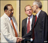 Anton Balasingham (L), GL Peiris (R) and Norwegian deputy foreign minister Vidar Helgesen  in Hakone, Japan