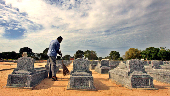 Tamil_cemetery_kamal_kishore_reuters