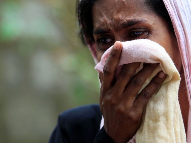 <p>A Muslim woman cries next to her burnt house after a violent attack against Muslims in Aluthgama on June 16, 2014.</p>